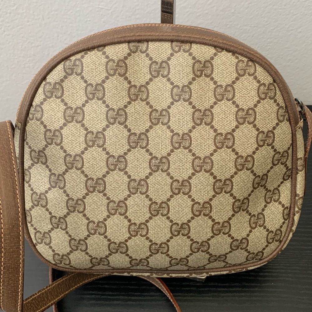 (28) GUCCI 70s Oval Crossbody - Picture 5 of 10